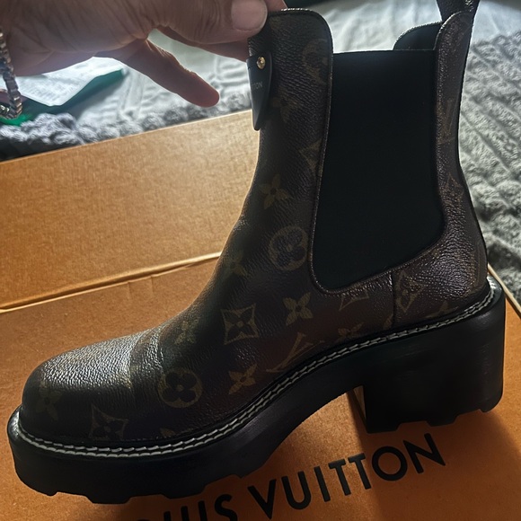 Like new Louis Vuitton booties. Size 8.5 - Picture 2 of 6